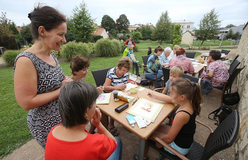 V litoměřickém parku Václava Havla proběhl v pátek dopoledne workshop ručního papíru pro děti a seniory.