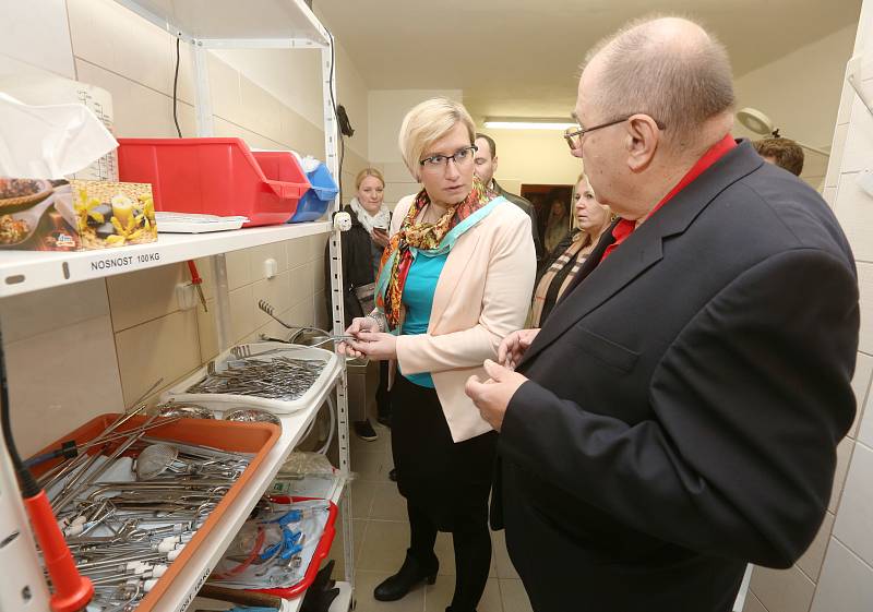 Ministryně MMR Karla Šlechtová přijela na pozvání majitelů pohřebních služeb řešit do Litoměřic novelizaci zákona. Petr Rambousek, spolumajitel pohřební služby Auriga, provedl ministryni prostorami pohřební služby.