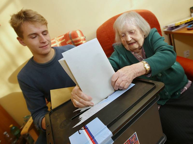 Nejstarší občanka Litoměřic Vlasta Šumová, které je sto dva let, odvolila v sobotu 6. října dopoledne v místním pečovatelském domě Na pahorku.