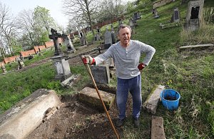 Nadšenci obnovují téměř zaniklý hřbitov v Sutomi u Třebenic.