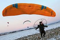 Vyznavači motorového paraglidingu si dali dostaveníčko na polním letišti u Liběšic na Litoměřicku.