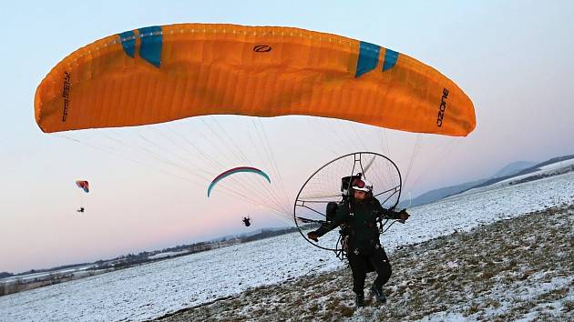 Vyznavači motorového paraglidingu si dali dostaveníčko na polním letišti u Liběšic na Litoměřicku.