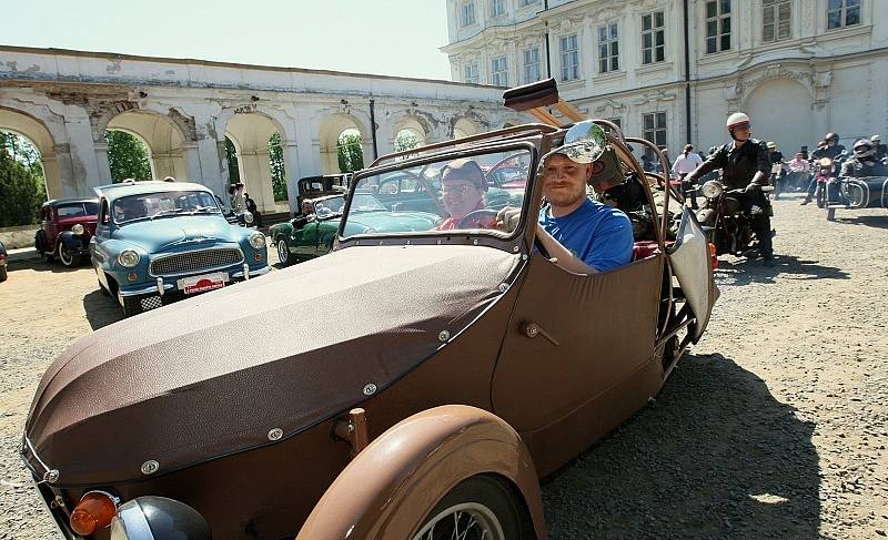 Padesátka automobilových a motocyklových veteránů v sobotu soutěžila o neputovní pohár hraběte Chotka.