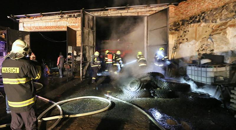 V Prackovicích hasiči zasahovali u požáru autodílny.
