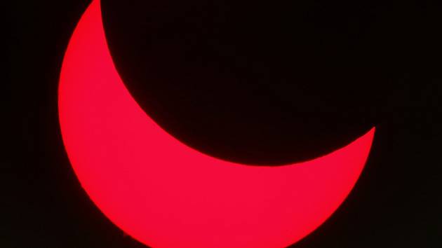 Částečné zatmění slunce pozorované přes hvězdářský dalekohled