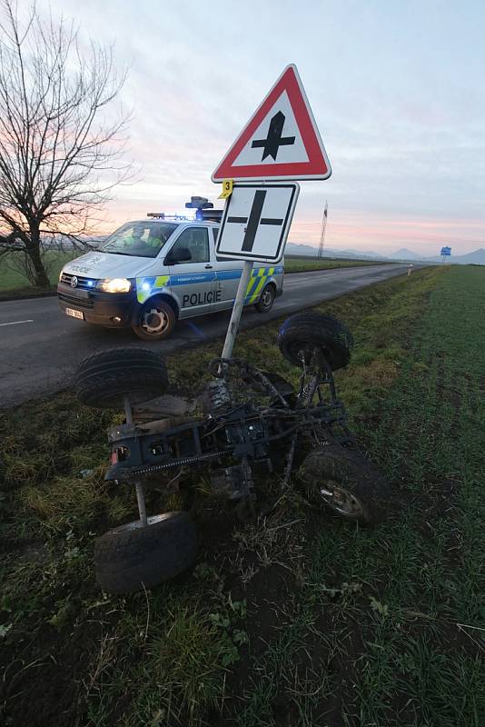 Mladík na čtyřkolce narazil u Klapého do dopravní značky