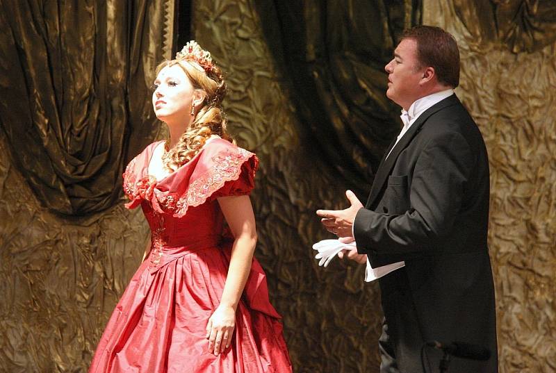 Opera La Traviata na zámku v Ploskovicích.