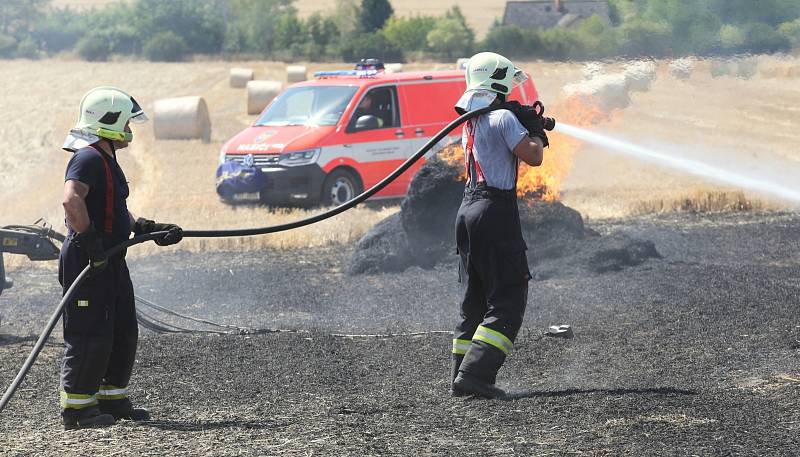 Požár pole u Litoměřic ve směru na Trnovany