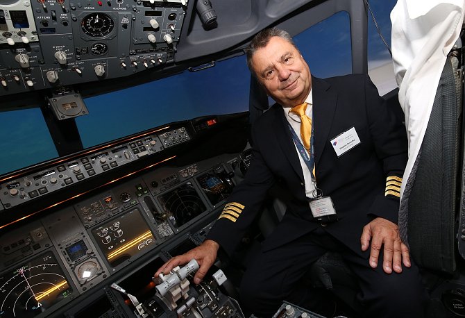 Vladimír Peroutka, bývalý dopravní pilot a současný instruktor výcviku pilotů. Rád ve svém volném čase léta větroněm, ale i v historických válečných letadlech.