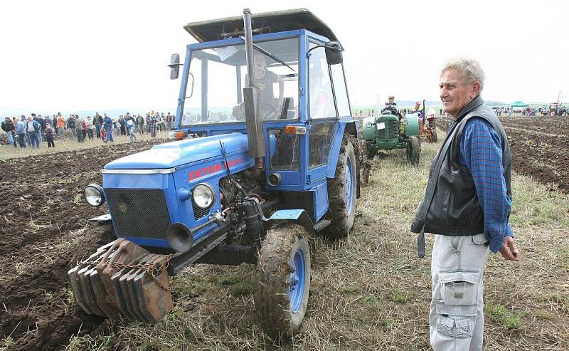 Historické traktory se 1. září předvedly pod Řípem.