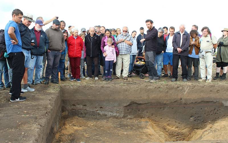 Archeologové u Dušníků nedaleko hory Říp odhalili zachovalou mohylu z doby asi 3800 let př. n. l. Tento týden se s jejich výzkumem mohla seznámit i široká veřejnost.