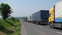 Dopravní situace na silnici mezi Lovosicemi a Siřejovicemi.