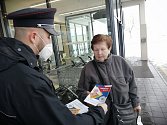 Policisté před obchody v Lovosicích upozorňovali seniory na nebezpečí, které na ně číhá v podobě rychlých zlodějíčků.