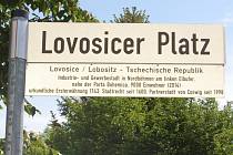 Centrální náměstí v Coswigu nese nyní název Lovosicer Platz.