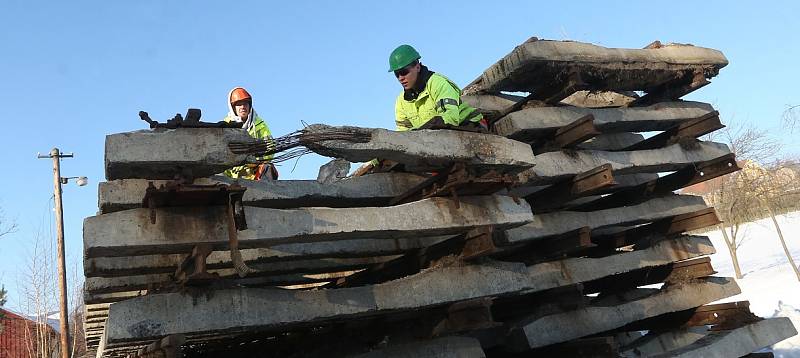 DAROVANÁ KOLEJOVÁ POLE mají dohromady 600 metrů. Přivezly je tři kamiony. 