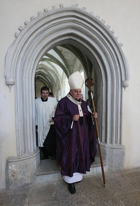 V roudnickém kostele Narození Panny Marie sloužil requiem pražský arcibiskup Dominik kardinál Duka.