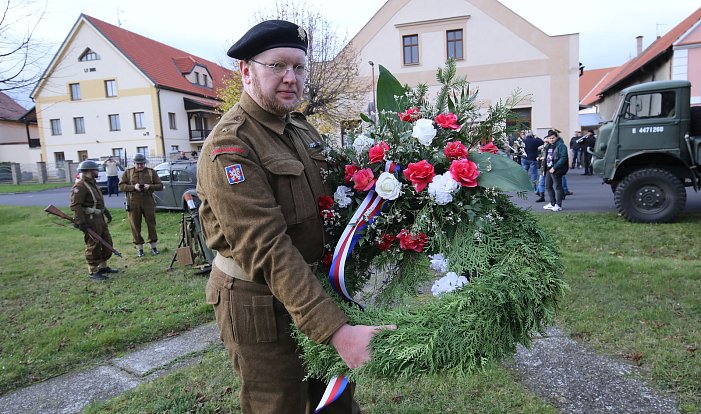 Ve Slatině na Litoměřicku se v pátek 17.listopadu vzpomínalo na Josefa Nováka, radistu a střelce z jednotky RAF.