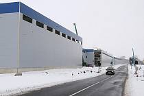 OBROVSKÉ logistické centrum, které nyní vzniká nedaleko Siřejovic, u Lukavce. Podobné haly by měly obklíčit Siřejovice.