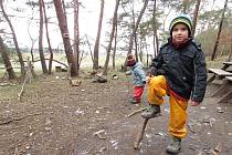 Děti z vědomické lesní školky tráví většinu času v přírodě, zázemí jim poskytla maringotka.