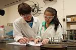 Zájemci o chemické obory se mohli při dnu otevřených dveří podívat na praktickou přípravu žáků v laboratoři. 