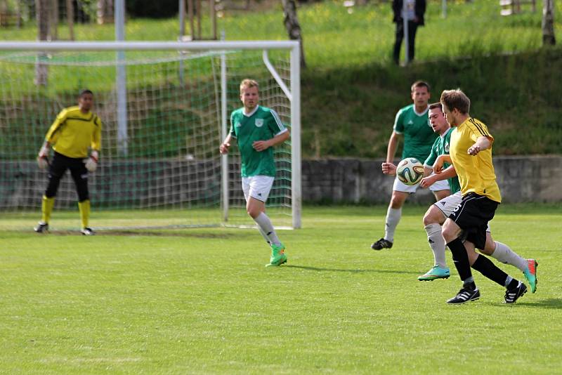 FOTBALISTÉ Pokratic (vpravo) doma obrali o body Střekov.  