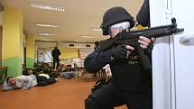 Policejní cvičení v terezínské škole