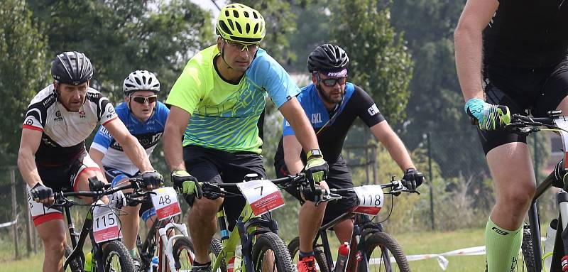 Start cyklistického závodu Okolo komína.