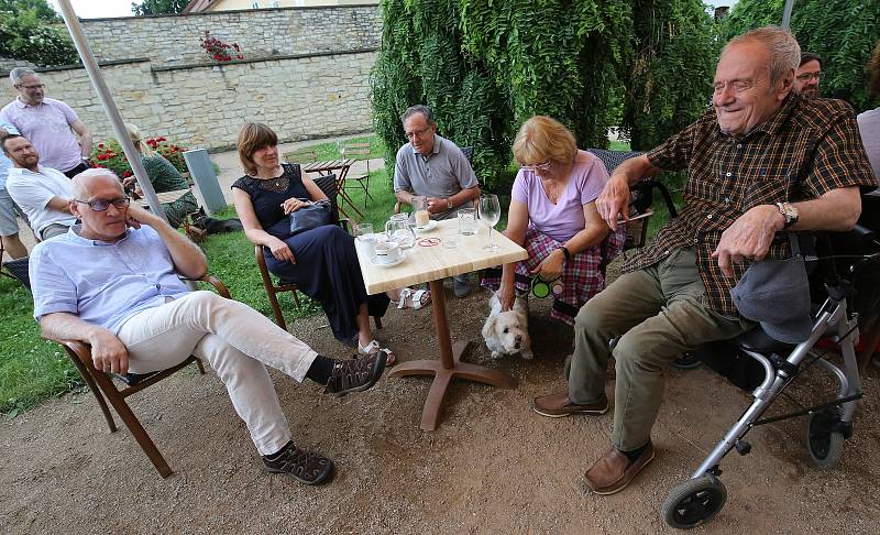 Vernisáž výstavy akademického sochaře Libora Piskláka společně s jeho dcerou.