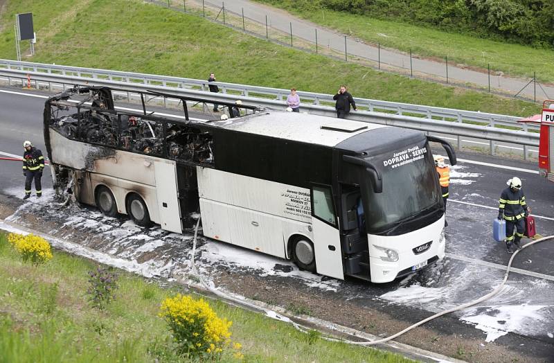 Autobus plný důchodců zachvátil na dálnici D8 požár.