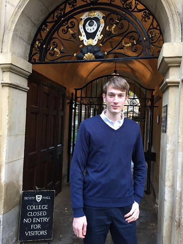 JONÁŠ FIALA bude studovat na Trinity College (česky Kolej Nejsvětější Trojice). Je tradičně považována za nejaristokratičtější cambridgeskou kolej. Mezi jejími absolventy je 31 nositelů Nobelovy ceny.