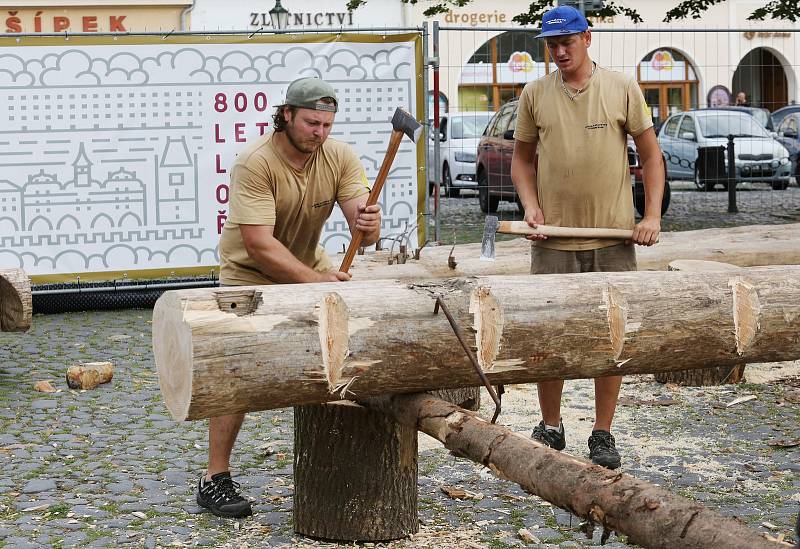 Dřevo pro Kalich opracovávají řemeslníci v Litoměřicích pod drobnohledem.