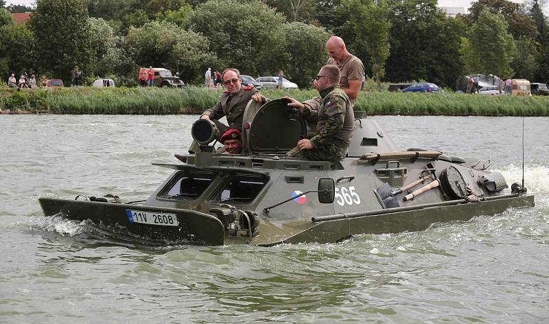 Obojživelná vozidla brázdila jezero Chmelař u Úštěku