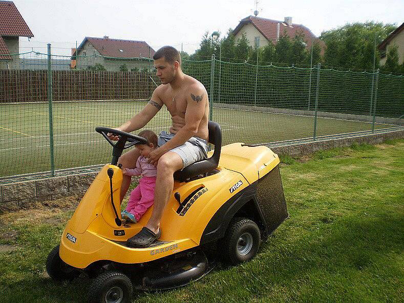 Naše malá traktoristka. Patrik Chromý, Jirkov.