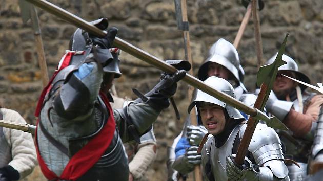 Stovky diváků sledovaly tradiční středověkou bitvu ve Vodním hradě v Budyni nad Ohří.