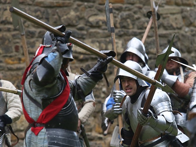 Stovky diváků sledovaly tradiční středověkou bitvu ve Vodním hradě v Budyni nad Ohří.