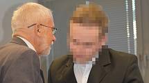 Muže obžalovaného ze znásilnění přivedla eskorta ke krajskému soudu v Ústí, radil se s obhájcem.