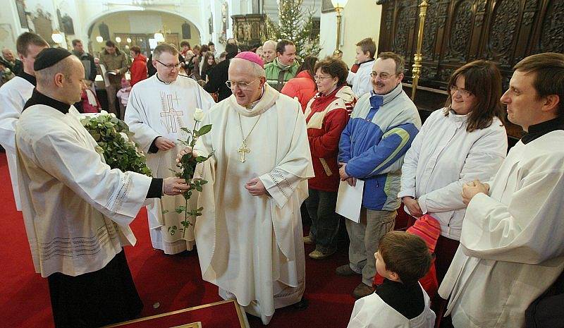 Pětatřicet párů různého věku obnovilo v katedrále sv. Štěpána v Litoměřicích manželský slib. Učinili tak v den svátku Svaté Rodiny – Ježíše, Marie a Josefa – během pontifikální mše svaté, kterou celebroval biskup Mons. Jan Baxant.