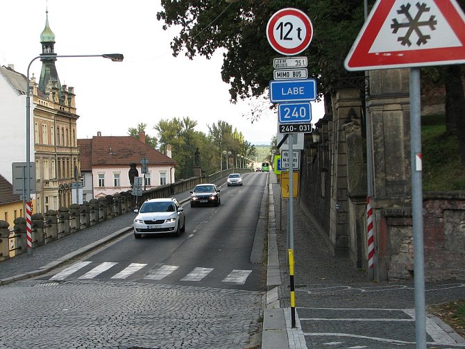 Most přes Labe v Roudnici nad Labem, postavený v letech 1906 –  1910, je ve špatném stavu, nesmí na něj kamiony a z důvodů úzkého chodníku  je nebezpečný pro  chodce a cyklisty. 