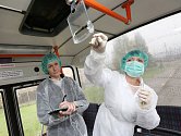 Pracovníci Krajské hygienické stanice odebírají stěry v interiérech trolejbusů a zkoumají je na přítomnost viru žloutenky.