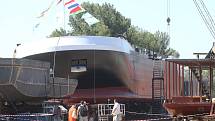 Chemický tanker, který vyrobila loděnice Bárkmet ve Lhotce nad Labem spustili v pátek po poledni na vodu.