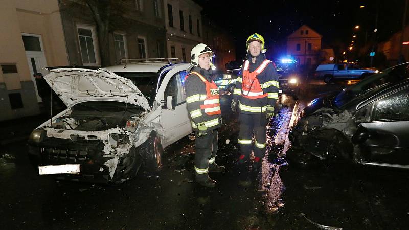 V Pokraticích se srazily tři automobily.