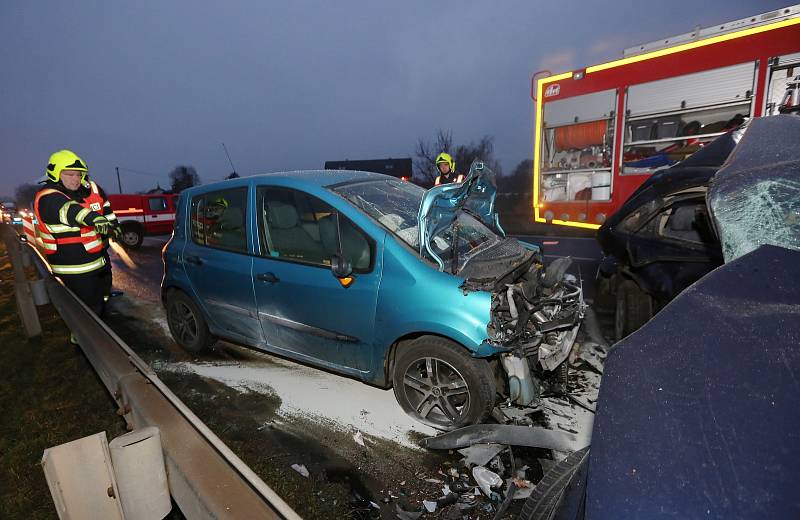 K vážné dopravní nehodě došlo ve čtvrtek v  půl sedmé ráno v Lovosicích na silnici 1/15 poblíž hasičské stanice.