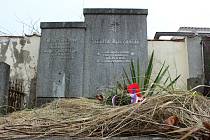 Hrobka, kde má svůj  kenotaf voják, který padl v první světové válce, je velmi zanedbaná. Iniciativa Retro Štětí ji chce opravit.