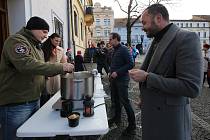 Už tradičně se na Štědrý den před Zámeckou restaurací na Karlově náměstí v Roudnici nad Labem podávala rybí polévka.