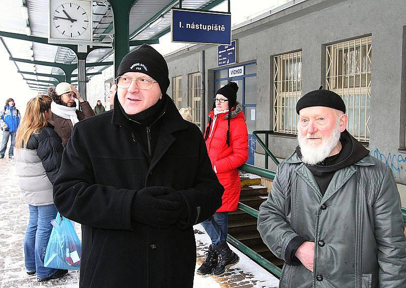 Skauti přivezli Betlémské světlo vlakem do Litoměřic