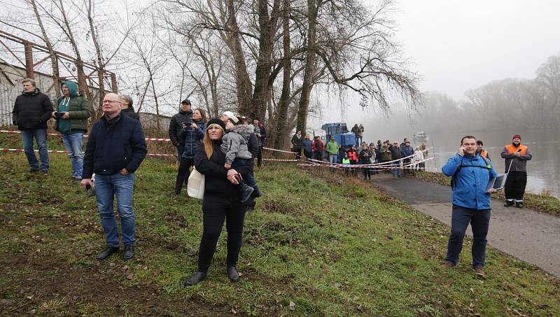 V loděnici Bárkmet ve Lhotce nad Labem spustili na vodu 86 metrů dlouhý tanker na jedlé oleje