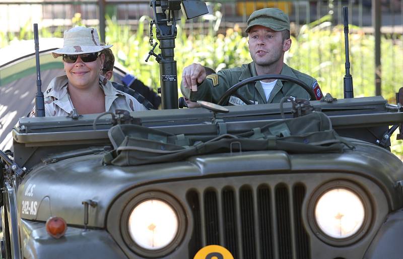 Téměř osmdesátka historických vozidel dorazila na sraz k jezeru Chmelař. Mezi nimi byla opět i vozidla jezdící na suchu a plovoucí na vodě.