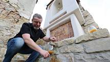 Místní vinař ve Velkých Žernosekách na Litoměřicku Dalibor Mikulenko si postavil u domu vlastní kapličku.