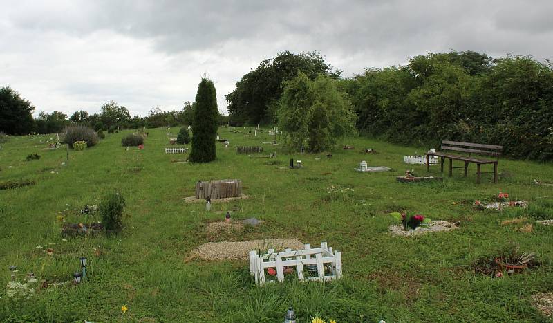 Zvířecí hřbitov na úpatí hory Říp u Vražkova.