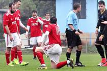 I. A třída. Chuderov (černí) za stálého deště porazil hosty z Bohušovic (červenobílí) 6:1. Fotbalisté Bohušovic ilustrační